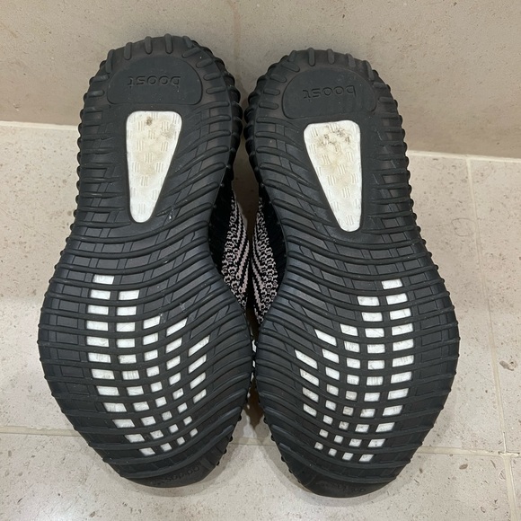adidas Yeezy Boost 350 V2 - Picture 3 of 6